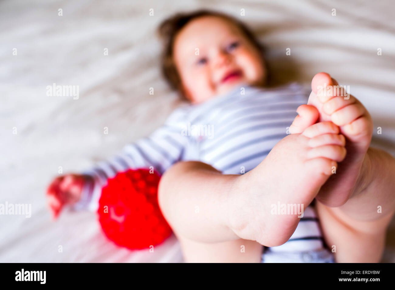 Close up dei piedi di soggetti di razza caucasica Baby girl Foto Stock