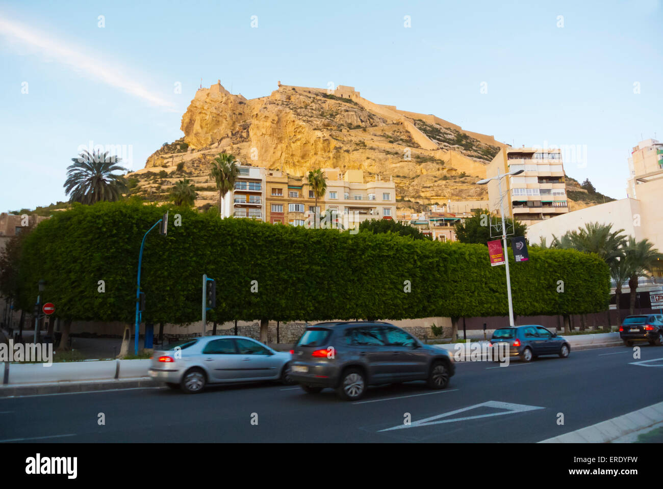 Castillo de Santa Barbara, castello, visto da Juan Bautista Lafora street, Alicante, Alacant, Costa Blanca, Spagna Foto Stock