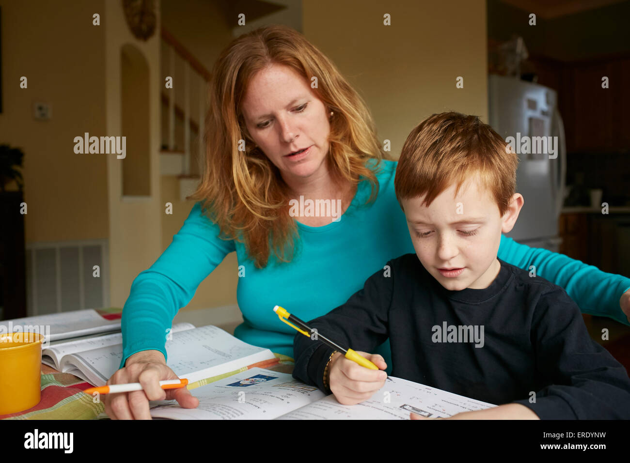 Madre caucasica aiutando figlio fare i compiti Foto Stock