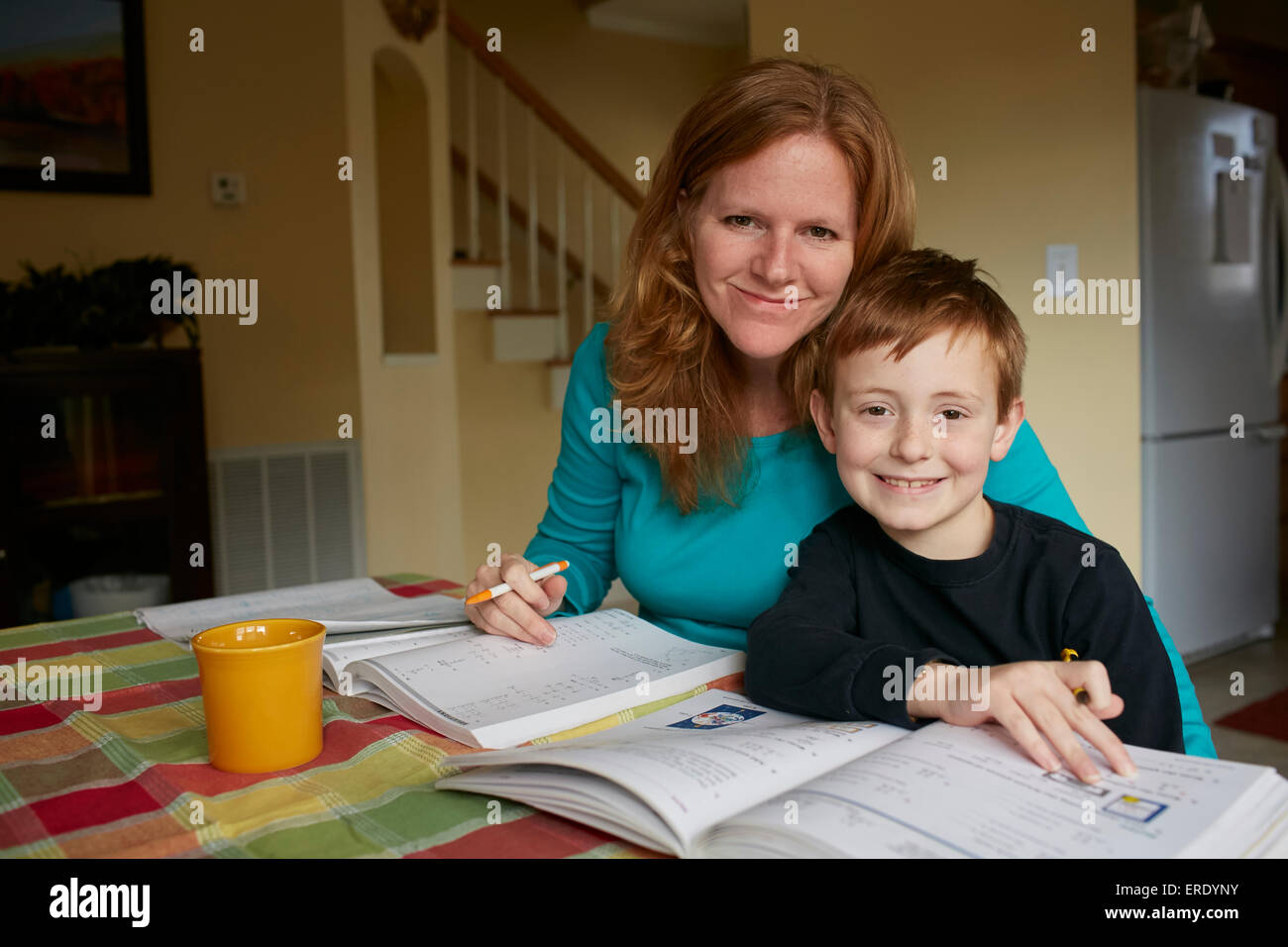 Madre caucasica aiutando figlio fare i compiti Foto Stock