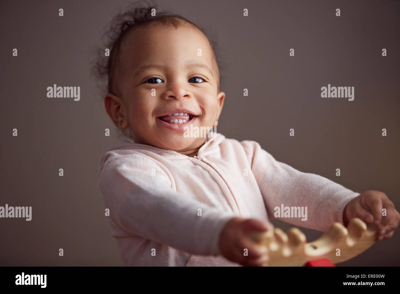 Razza mista baby ragazza sorridente Foto Stock