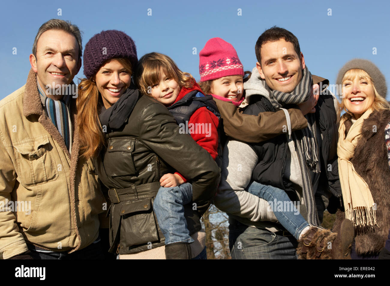 3 famiglia di generazione all'aperto in inverno Foto Stock