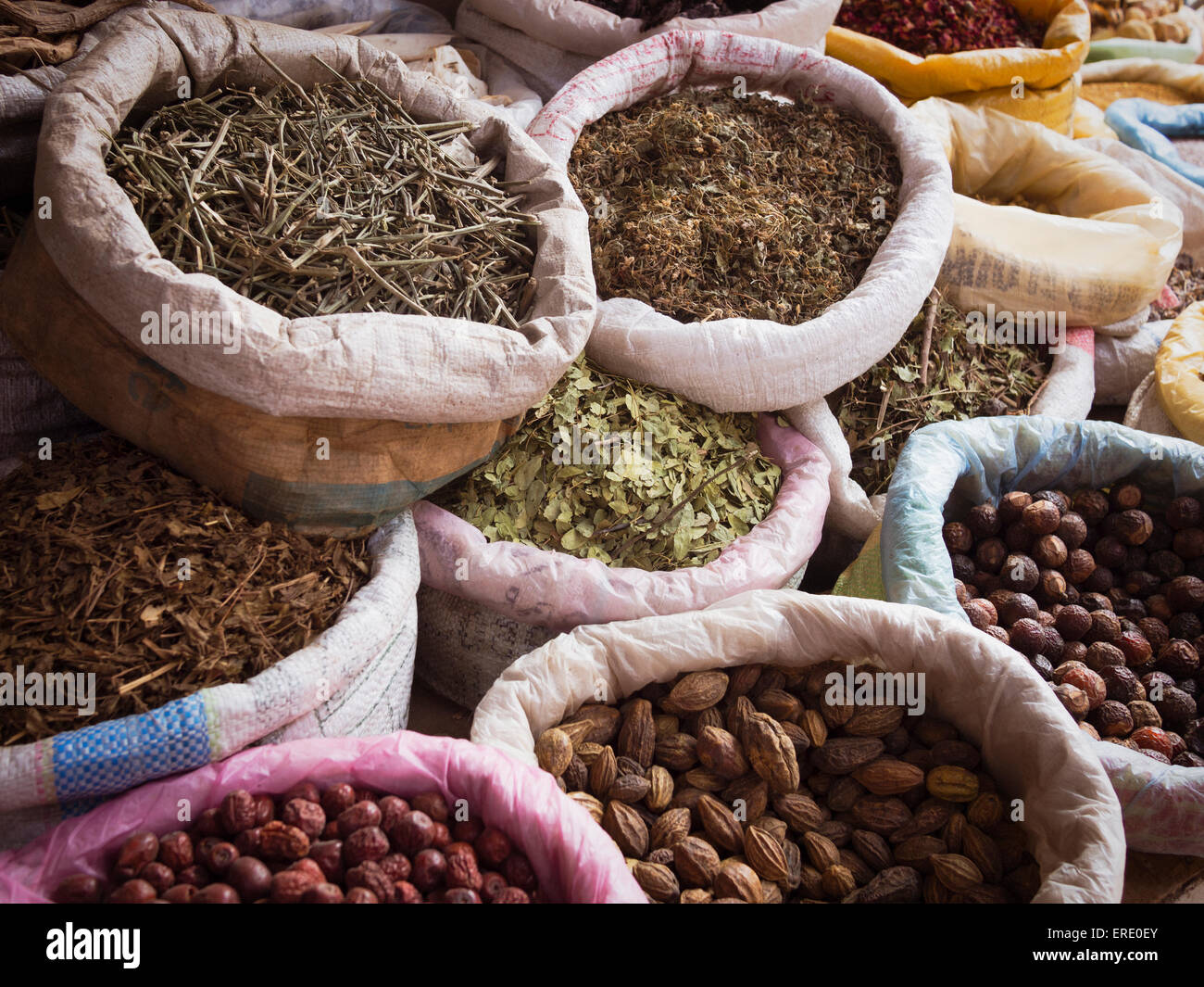 Sacchi di spezie secche per la vendita nel mercato Foto Stock