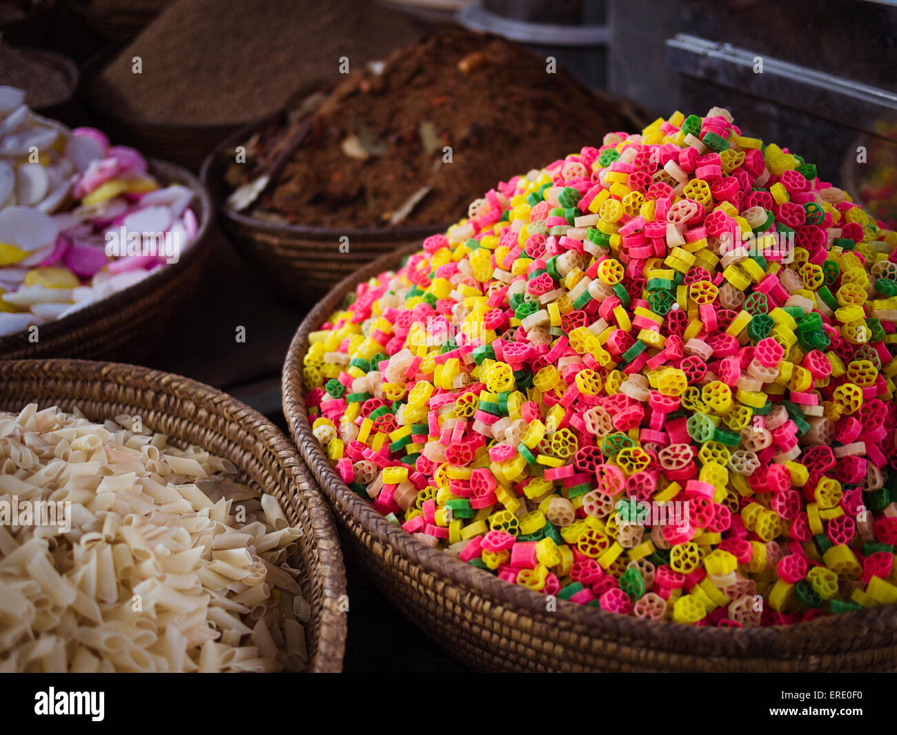 Bocce di cereali e paste secche per la vendita nel mercato Foto Stock