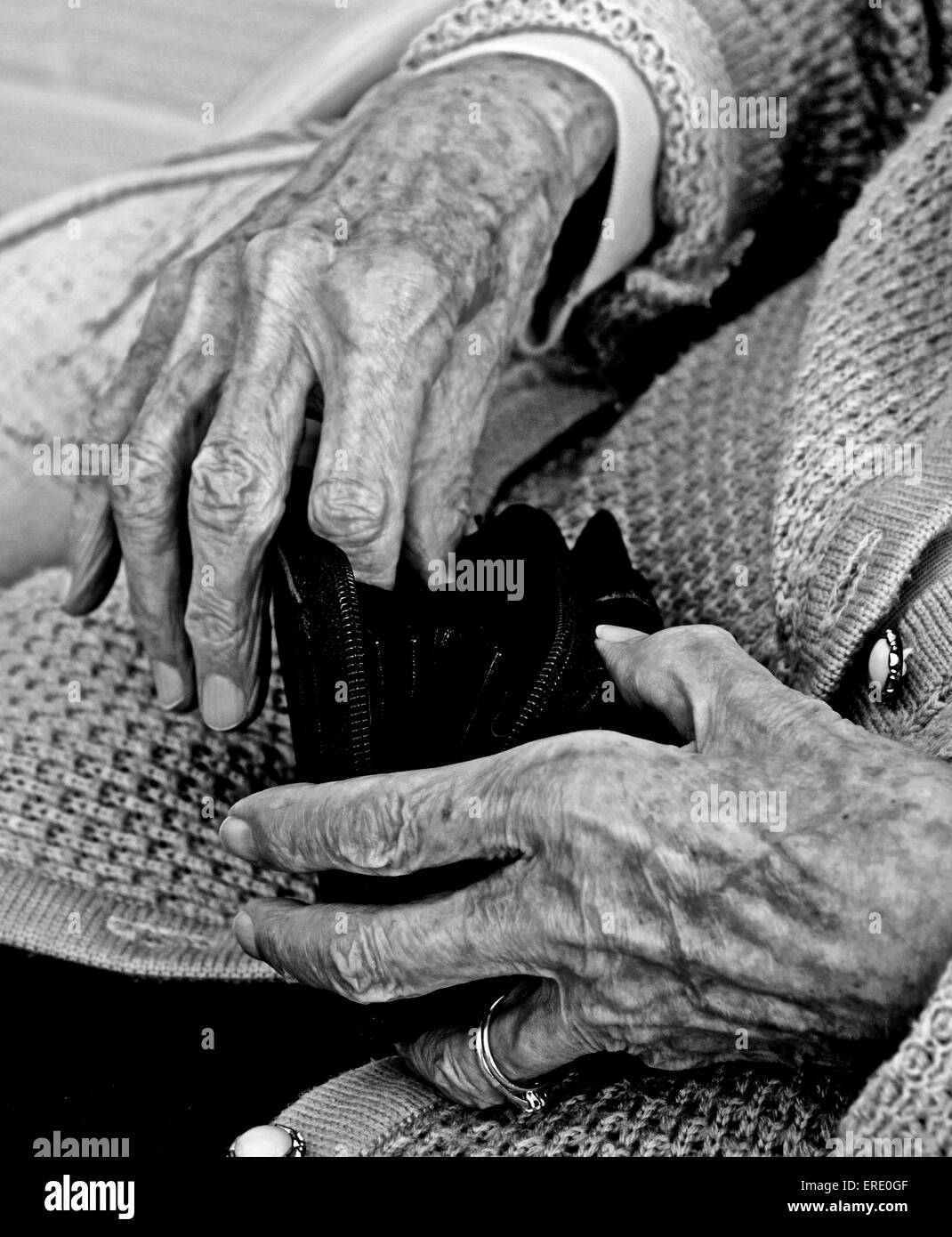 La terza età e stropicciata mani di una vecchia signora donna pensionato anziano Foto Stock