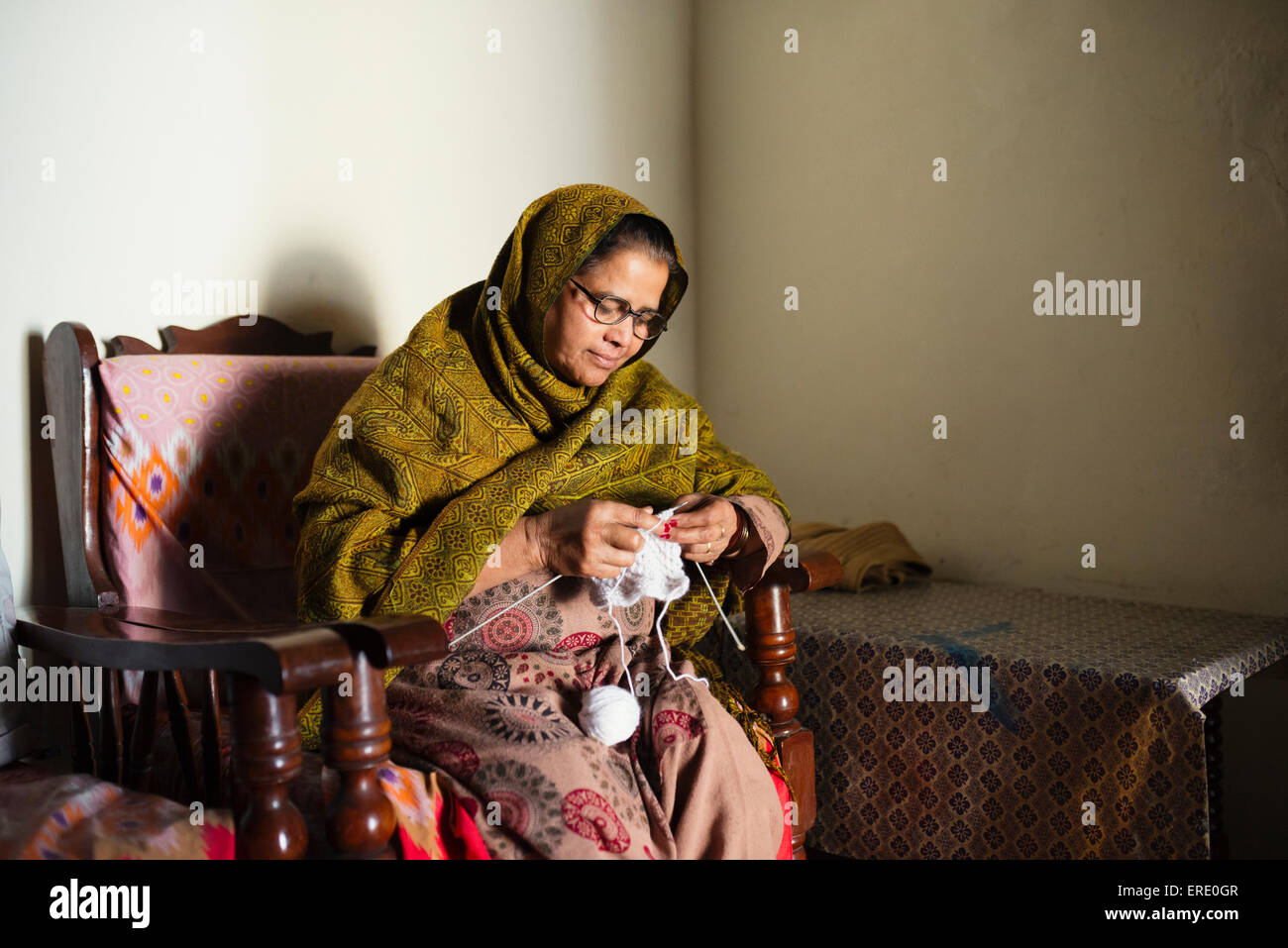 Donna anziana maglia vestiti del bambino Foto Stock