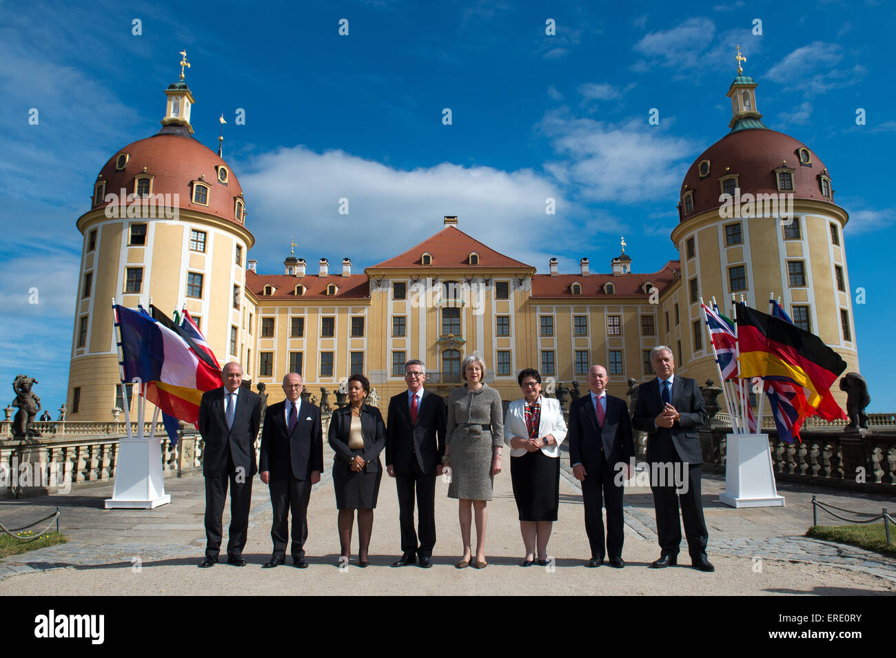 Moritzburg, Germania. 2 Giugno, 2015. La "famiglia" foto al G6 Riunione dei Ministri degli interni con (L-R), spagnolo Il Ministro degli Interni Jorge Fernandez di Diaz, il ministro degli Esteri francese Bernard Cazeneuve, Procuratore generale USA Loretta Lynch, il ministro tedesco degli Interni Thomas de Maiziere, British il Ministro degli Interni Theresa Maggio, polacco il Ministro degli Interni Teresa Piotrowska, Vice Segretario del Dipartimento della Sicurezza Interna degli Stati Uniti Alejandro Mayorkas, e il commissario UE per la migrazione, degli affari interni e della cittadinanza Dimitris Avramopoulos al castello di Moritzburg di Moritzburg. © dpa picture alliance/Ala Foto Stock