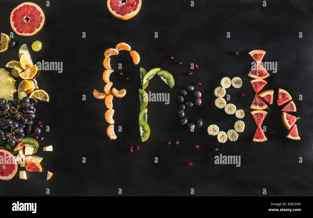 Close up della parola scritta fresca con frutta tagliata Foto Stock