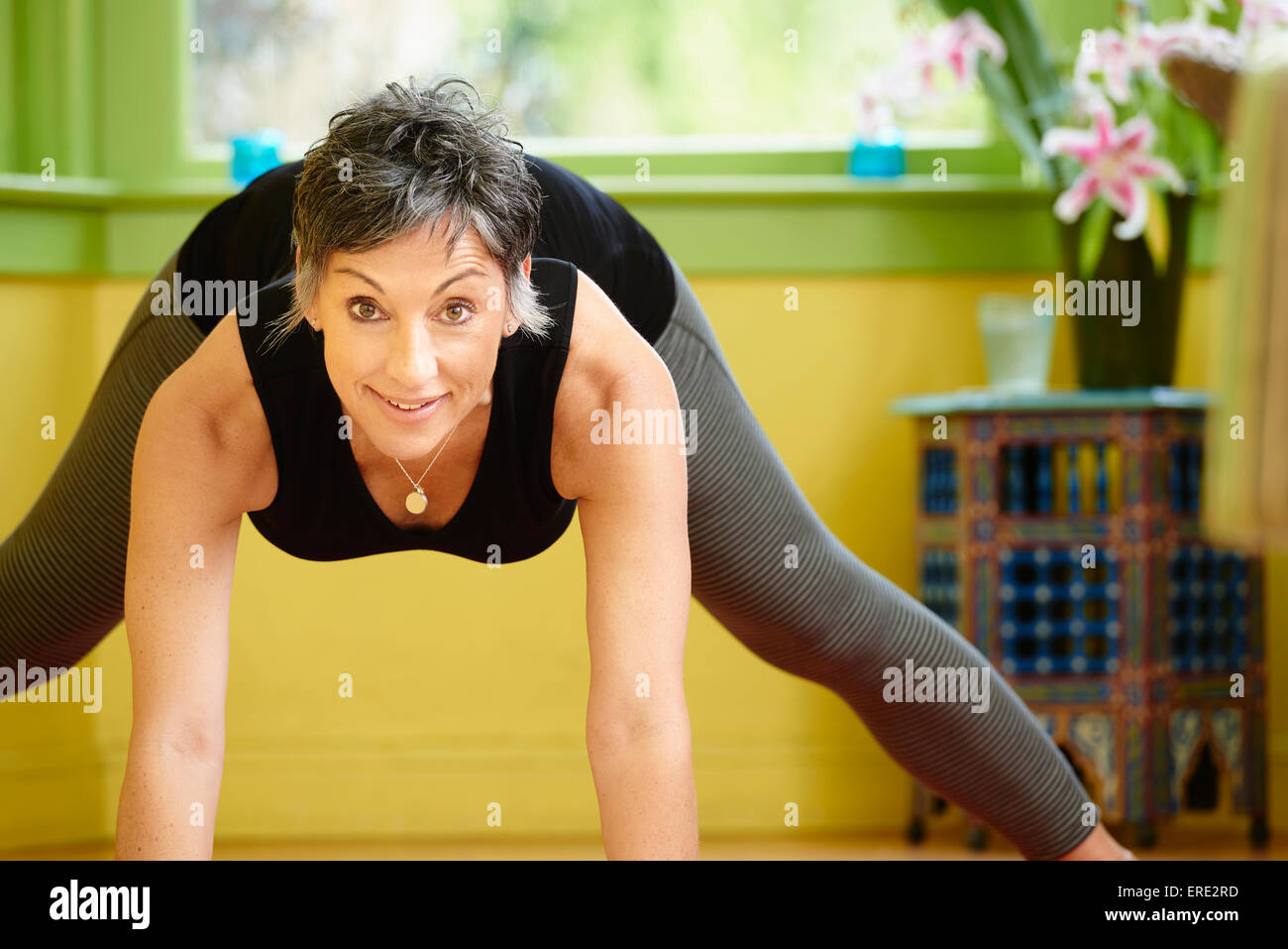 I vecchi donna caucasica la pratica dello yoga Foto Stock