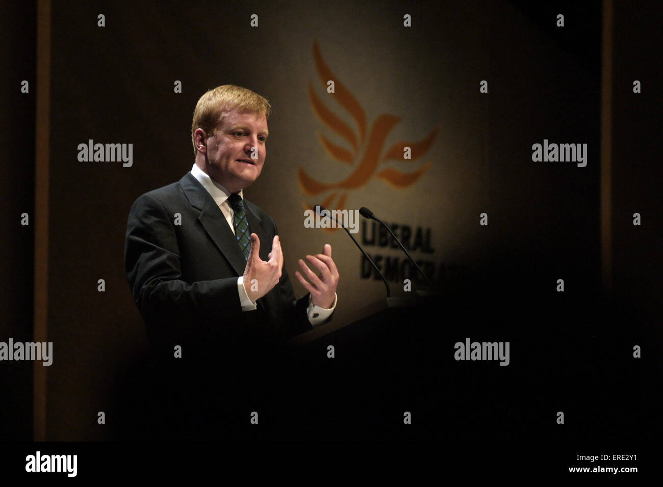 I liberali democratici leader Charles Kennedy rivolgendosi a un comizio elettorale tenuto a Meadowbank Stadium di Edimburgo. Kennedy è stato eletto alla Camera dei Comuni nel 1983 e servita fino a perdere la sua sede nel 2015 elezioni generali britanniche, che serve come leader del suo partito da 1999-2006. Kennedy è morto nella sua casa in Scozia il 1 giugno, 2015. Foto Stock