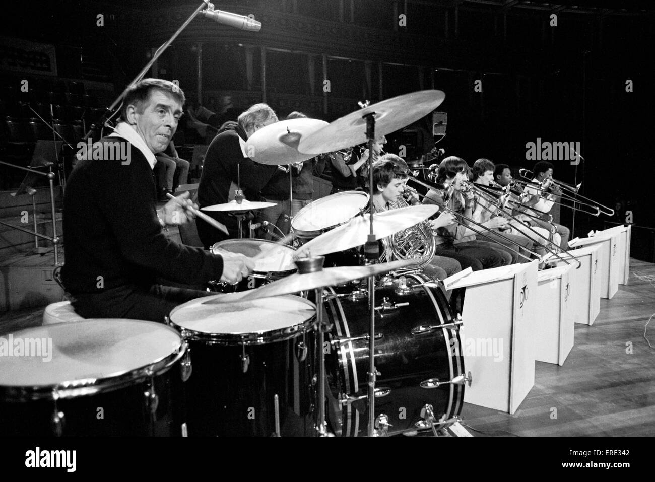 Kenny Clare (08/06/1929 - 21/12/1984) - British jazz & big band batterista giocando a varie volte, con John Dankworth, Ted Foto Stock