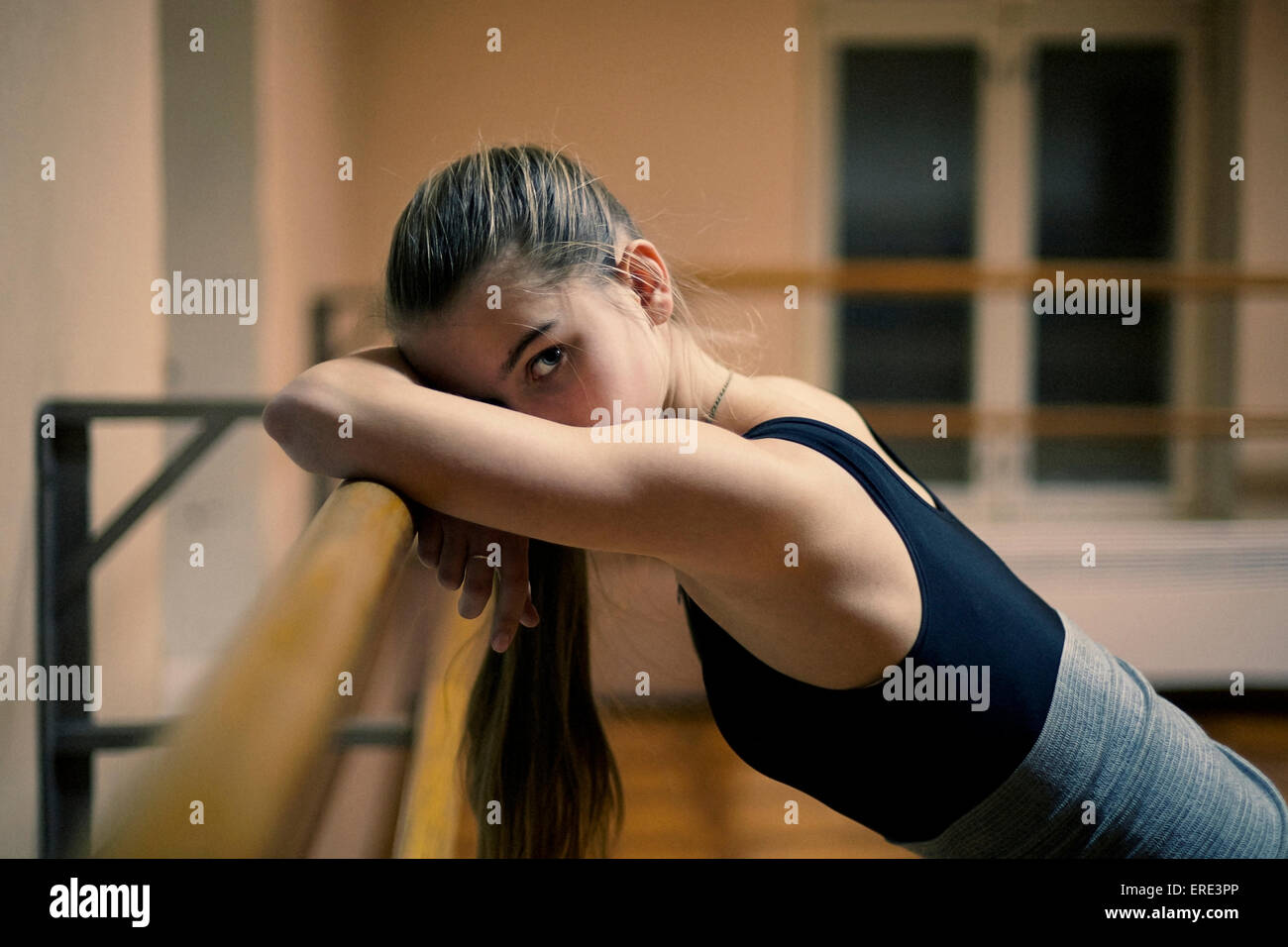 Ballerino caucasica poggiando su barre in studio Foto Stock