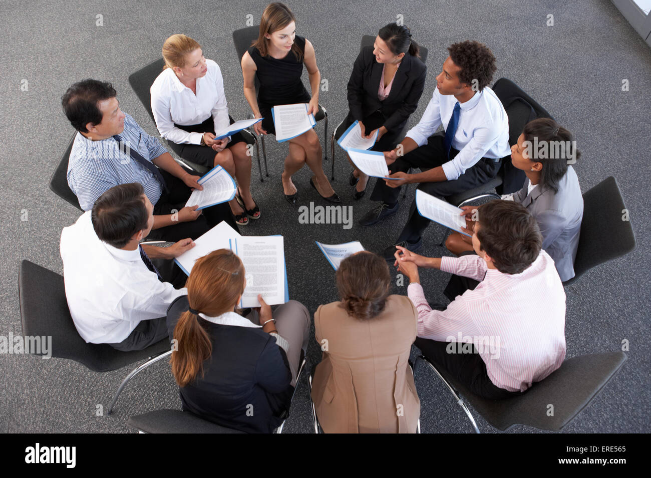Vista aerea del businessman seduti in cerchio in seminario della società Foto Stock