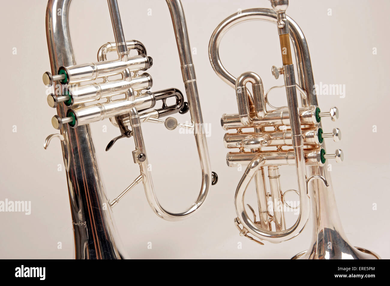 Soprano Cornet e un flicorno, dettaglio dei pistoni. Brass Band Instruments, argento Band Instruments Foto Stock