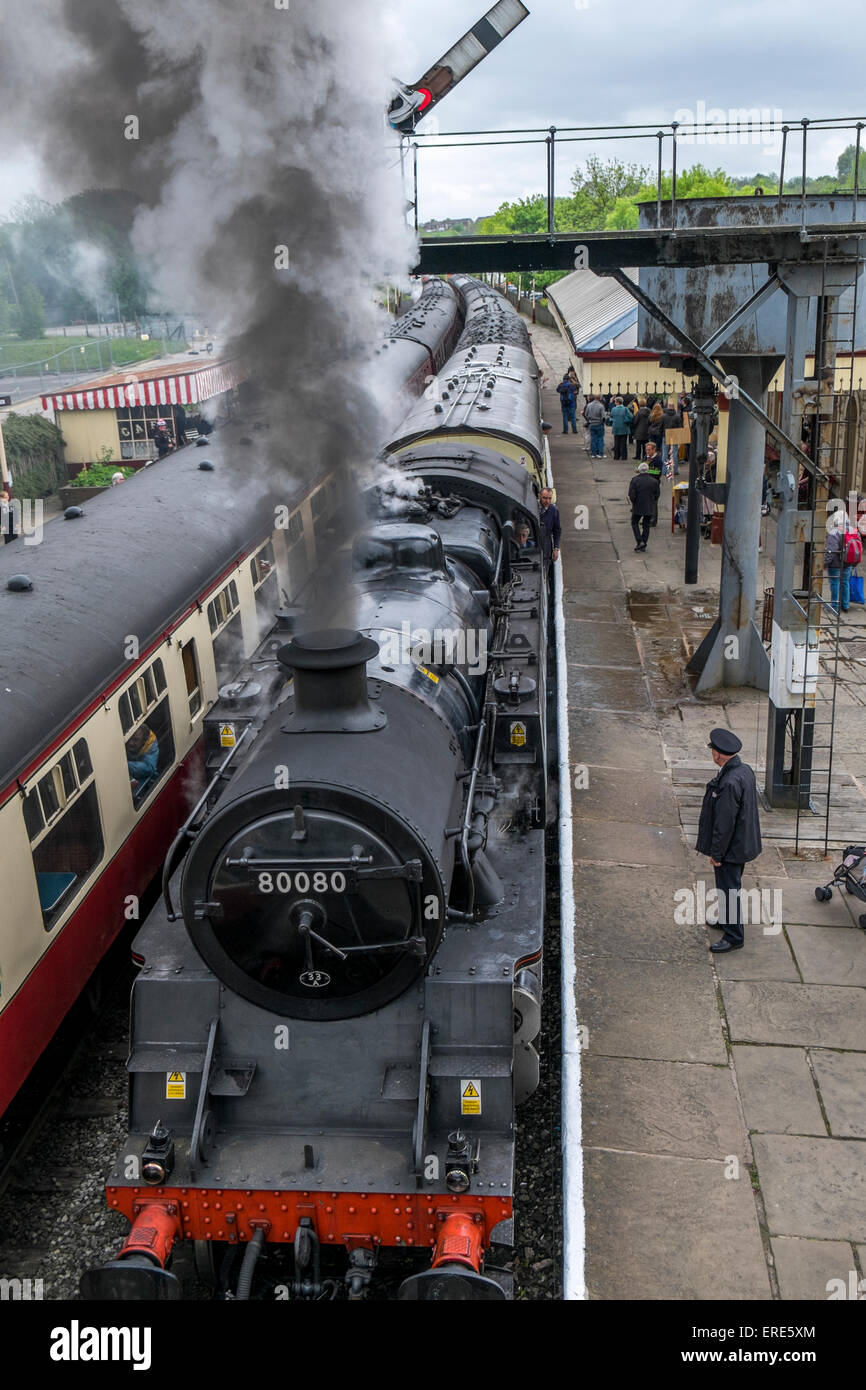 2 treni a vapore su linee opposte nella stazione a Ramsbottom Foto Stock