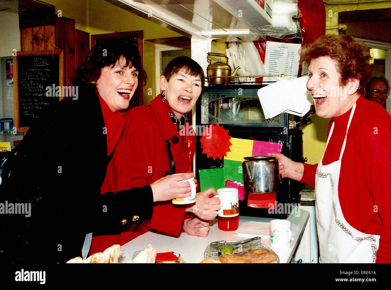 Attrice e MP Glenda Jackson (centro) prende una tazza di tè a Stourbridge stazione degli autobus, con lei sulla sinistra è il lavoro ex MP Foto Stock