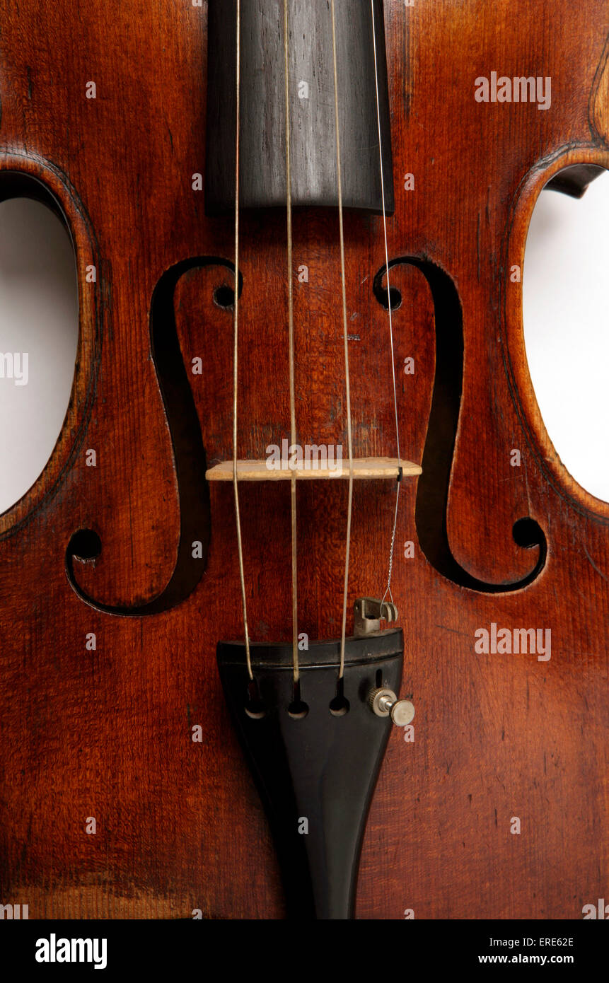 Viola con 'squint' f fori più vicini tra loro nella parte inferiore rispetto alla parte superiore. Foto Stock