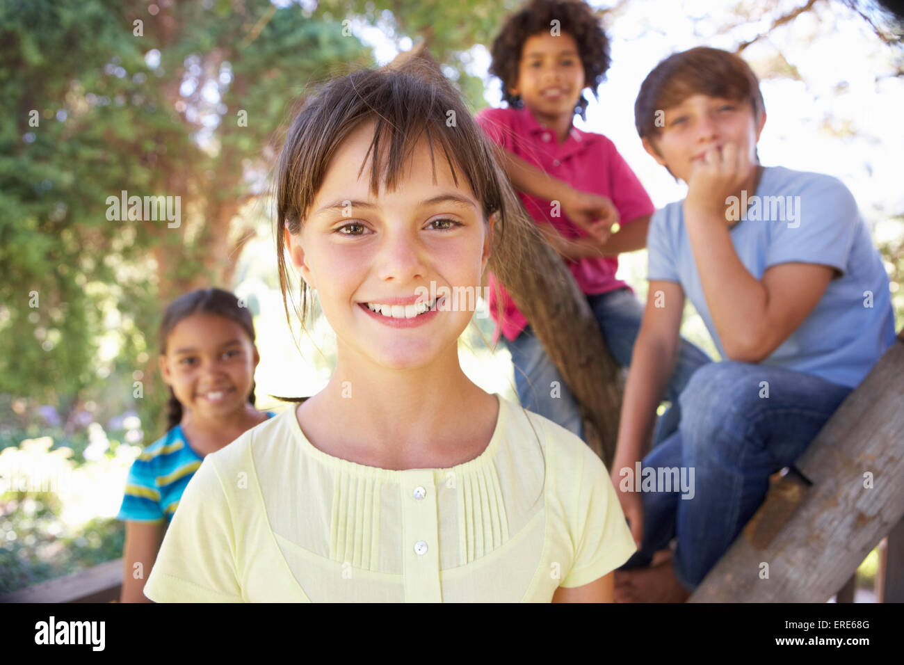 Gruppo di bambini appendere fuori a Treehouse insieme Foto Stock