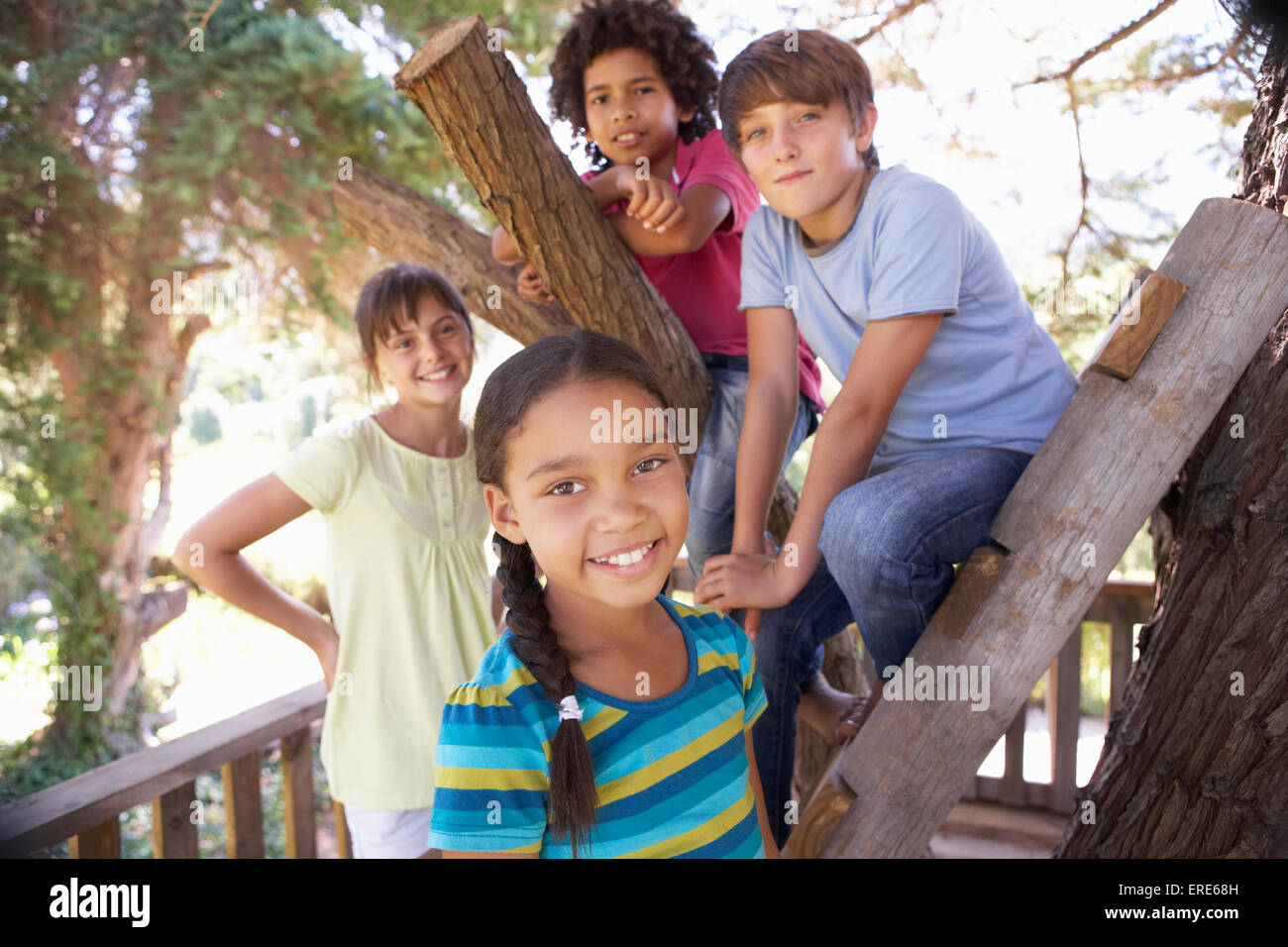 Gruppo di bambini appendere fuori a Treehouse insieme Foto Stock