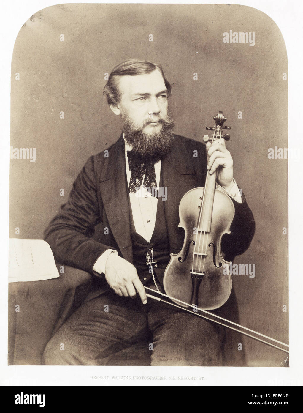 Il violinista (maschio non identificato sitter, anon.) tenendo un 'periodo d'Oro" strumento da Stradivari, e una prua. Fotografia seppia, Foto Stock