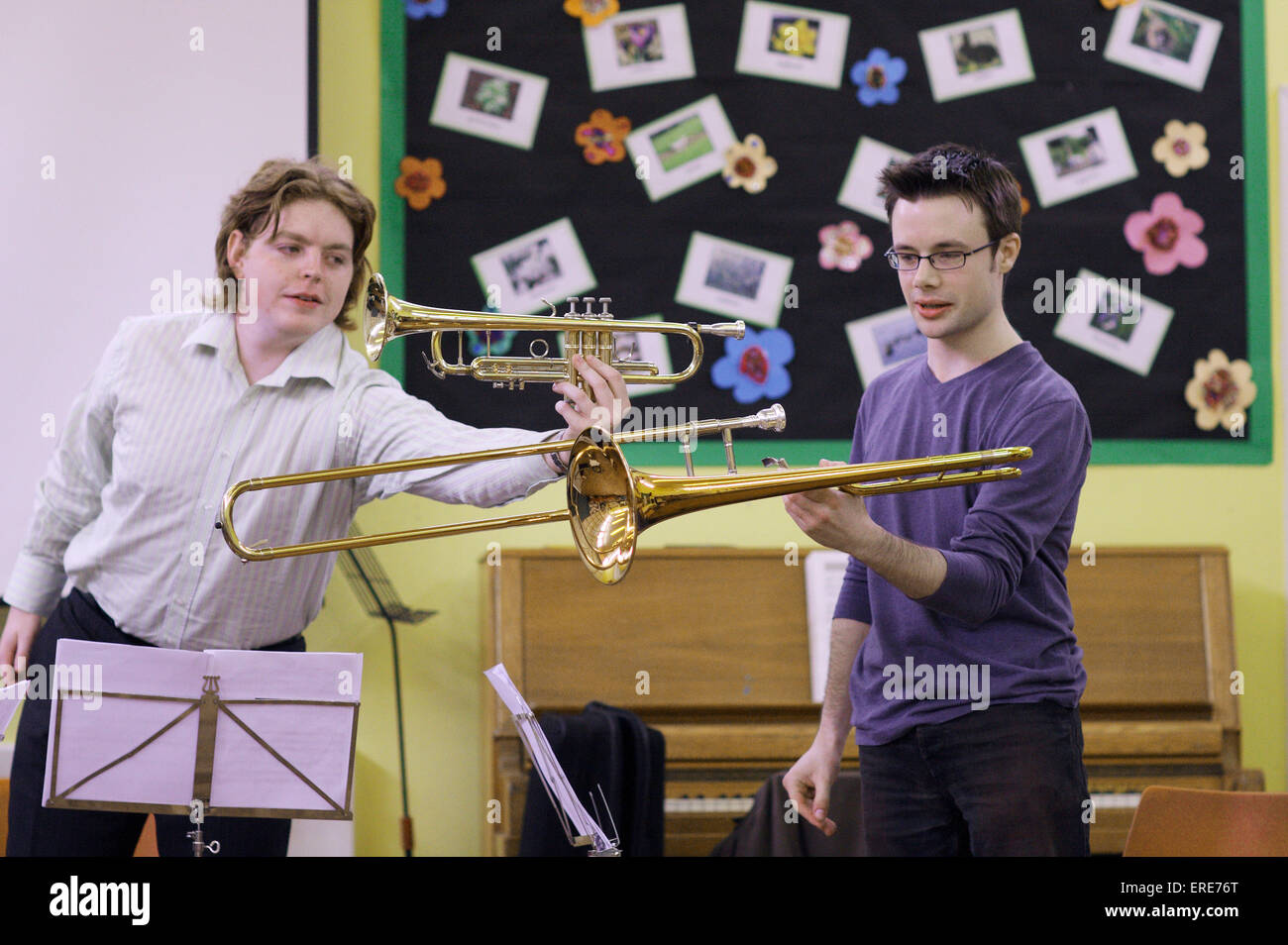 Workshop di ottone, due insegnanti dimostrando la tromba e il trombone in scuole di un workshop di musica. Foto Stock