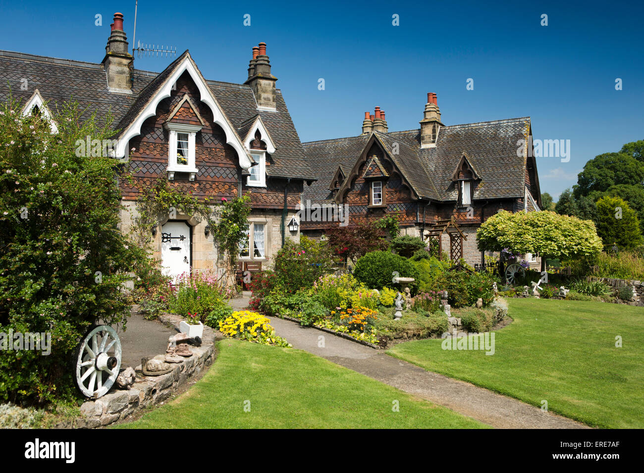 Regno Unito, Inghilterra, Staffordshire, Ilam village, stile Svizzero Ilam Hall estate case con giardini floreali Foto Stock