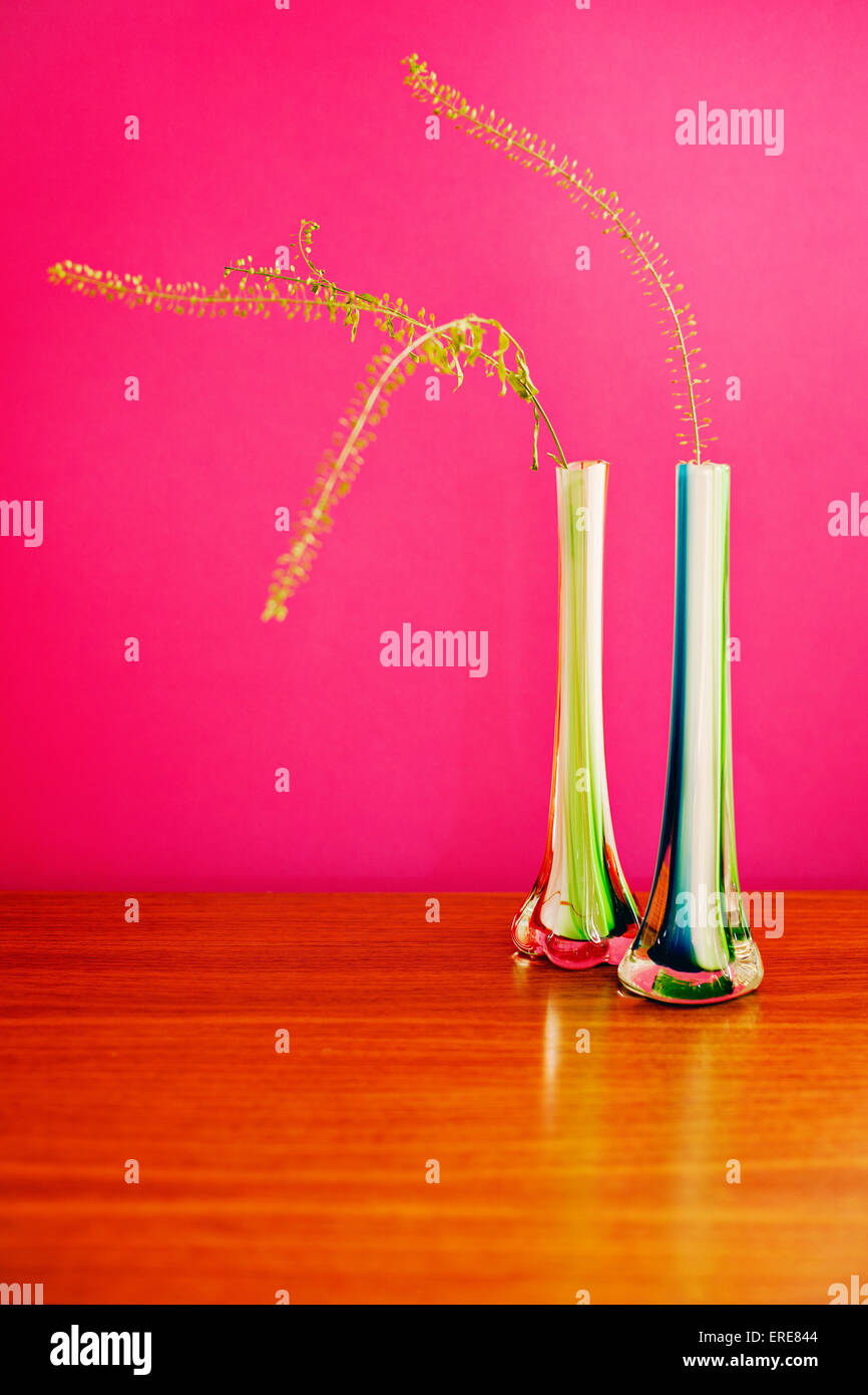 Retrò vasi sul bordo laterale con sfondo rosa e fogliame Foto Stock