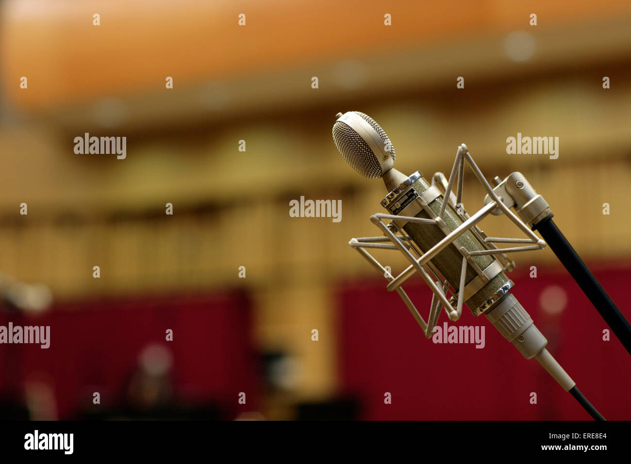 Neumann microfono in una scarica o la base di montaggio della sospensione, utilizzato in una sessione di registrazione Foto Stock