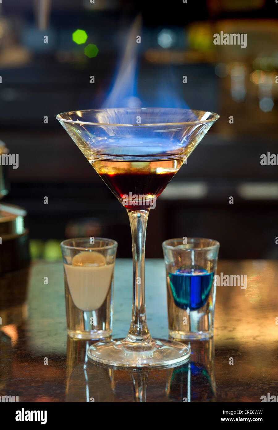 Una fiammante cocktail sul bar top.Un REGNO UNITO bere bevande di bere alcol bevande tempo libero ospitalità ospitalità serale Foto Stock
