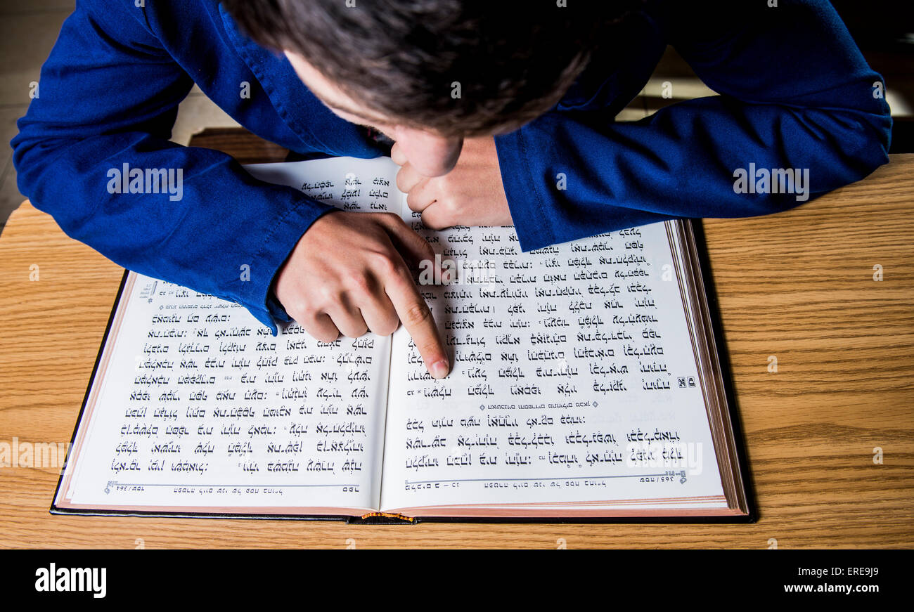 Un studioso ebreo la lettura di un copione religiosa Foto Stock