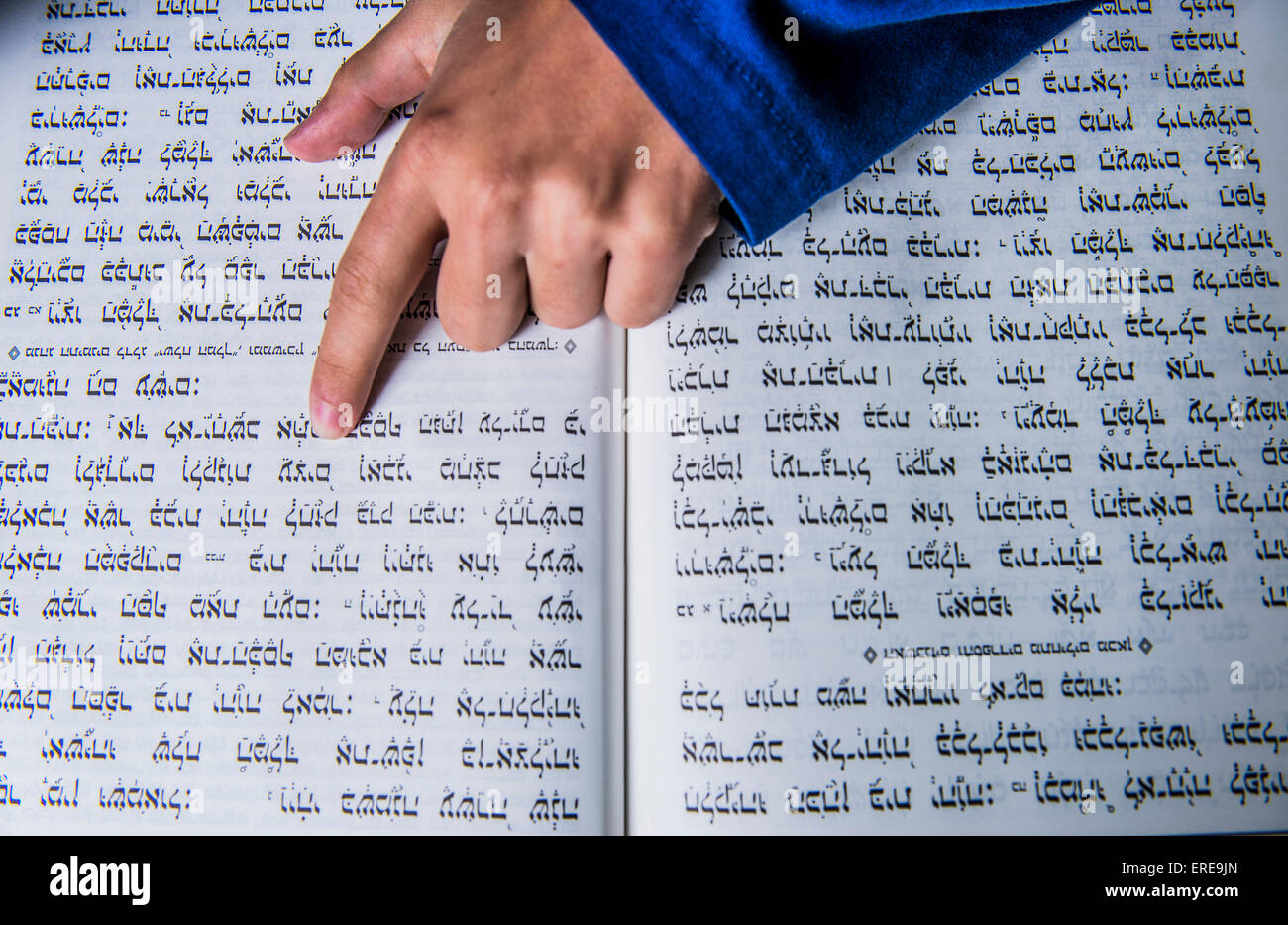 La mano di una preghiera su una bibbia ebraica Foto Stock