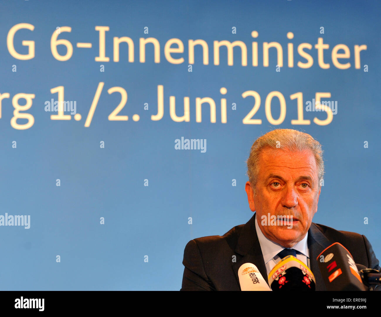 Moritzburg, Germania. 2 Giugno, 2015. Il Commissario UE per la migrazione, degli affari interni e della cittadinanza Dimitris Avramopoulos dà una conferenza stampa di Moritzburg, Germania, 02 giugno 2015. Il Ministro tedesco degli interni de Maiziere soddisfa con i suoi omologhi provenienti da Francia, Italia, Polonia, Spagna e Regno Unito (G6), così come il Commissario UE, il 01 e 02 giugno per briefing politico presso il castello nei pressi di ballo Dresen. Credito: dpa picture alliance/Alamy Live News Foto Stock