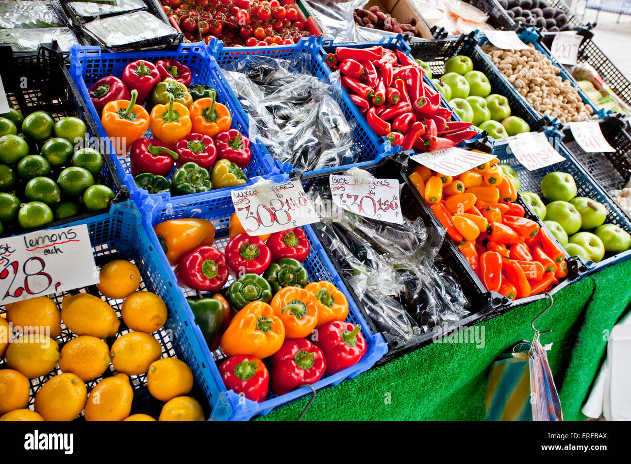 Un colorato open-air di frutta e verdura in stallo Kingsmead Square, bagno, N.E.Somerset, Inghilterra, Regno Unito Foto Stock