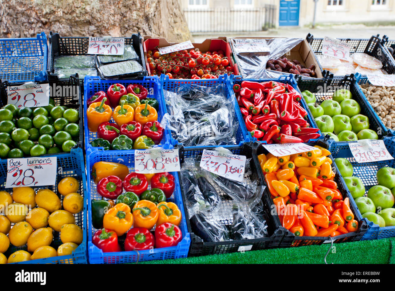 Un colorato open-air di frutta e verdura in stallo Kingsmead Square, bagno, N.E.Somerset, Inghilterra, Regno Unito Foto Stock