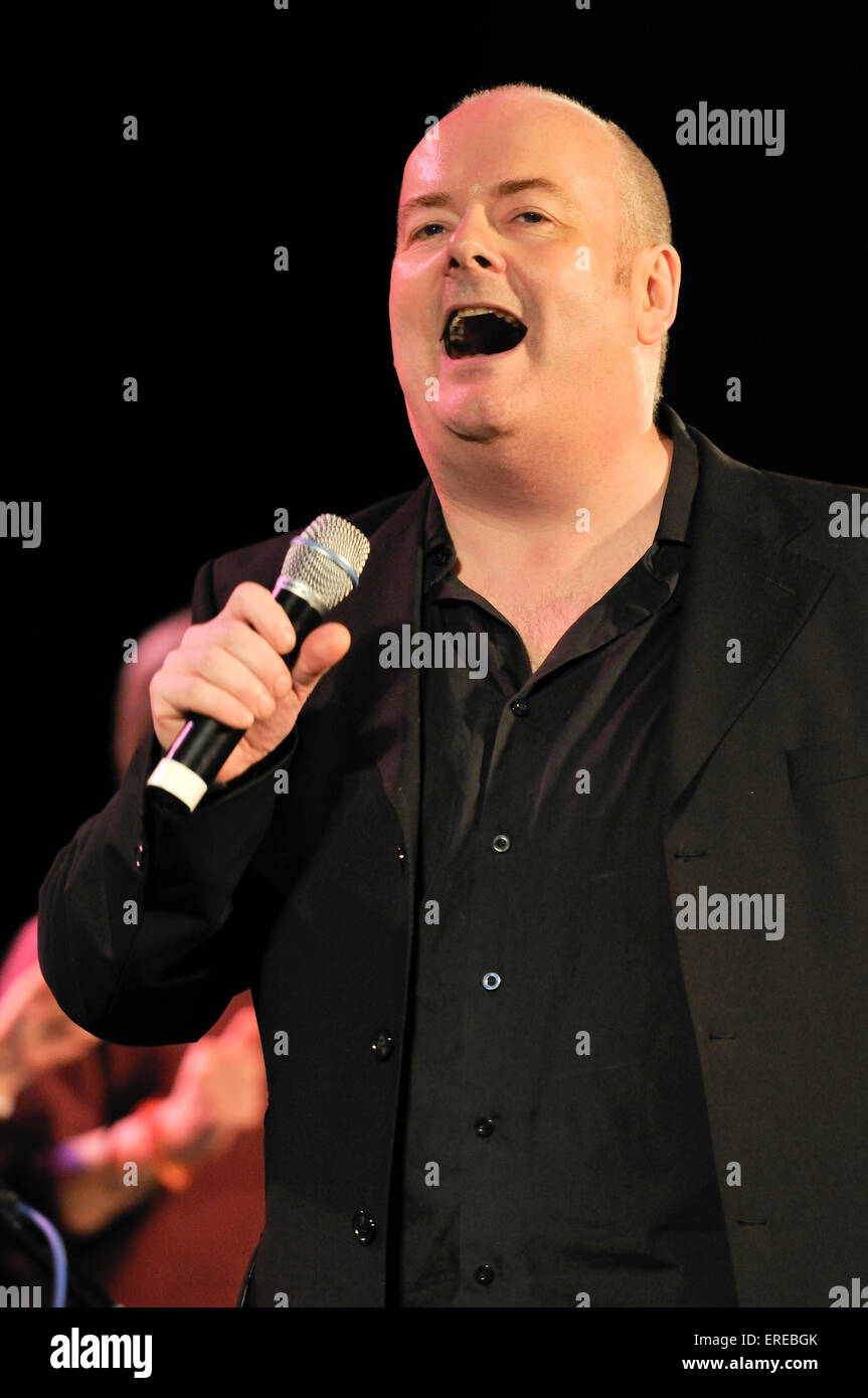 Ian Shaw dando una performance vocale come parte di un concerto a Gloucester come parte del Cheltenham Jazz Festival. Il 28 aprile 2009. Foto Stock