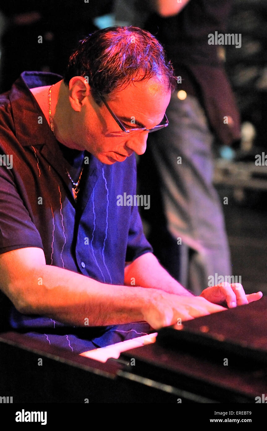 American organo Hammond player Tony Monaco giocare come parte della Pat Martino Trio al Cheltenham Jazz Festival. 1 maggio 2009. Foto Stock