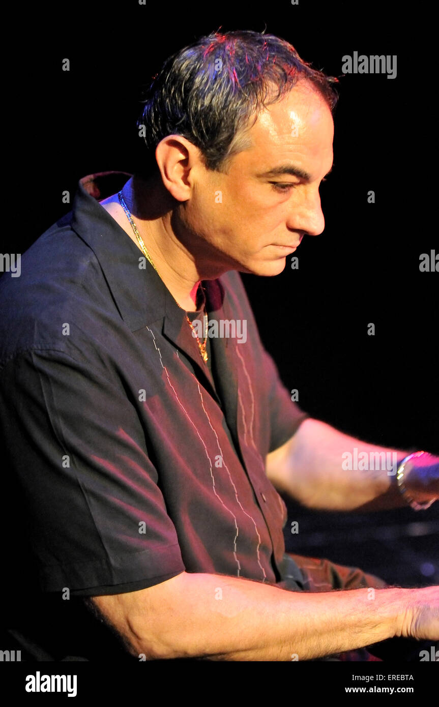 American organo Hammond player Tony Monaco giocare come parte della Pat Martino Trio al Cheltenham Jazz Festival. 1 maggio 2009. Foto Stock