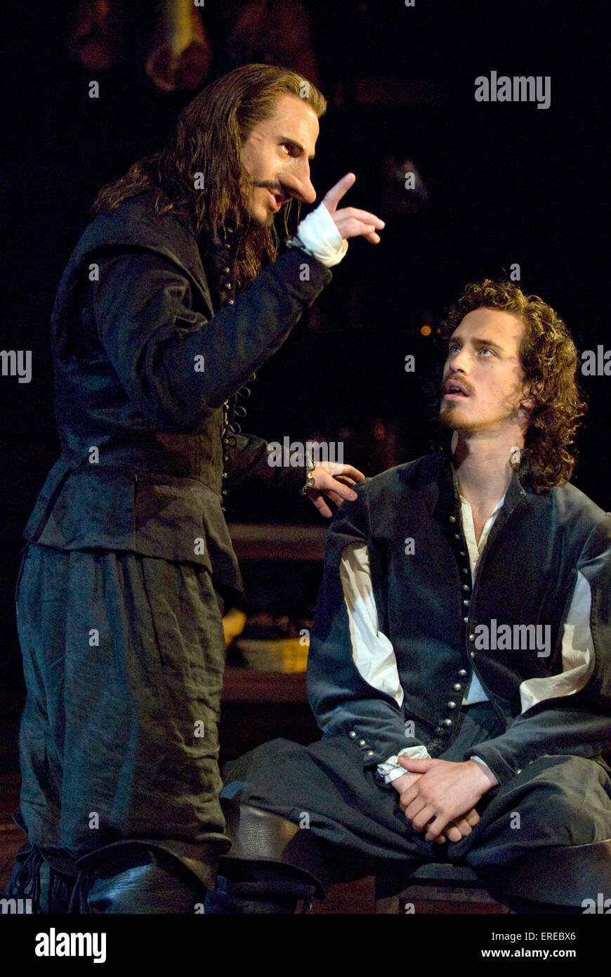 Stephen Hagan come cristiano e Joseph Fiennes (sinistra) come "Cyrano de Bergerac in "Cyrano de Bergerac", Chichester Festival Theatre, maggio 2009. Foto Stock