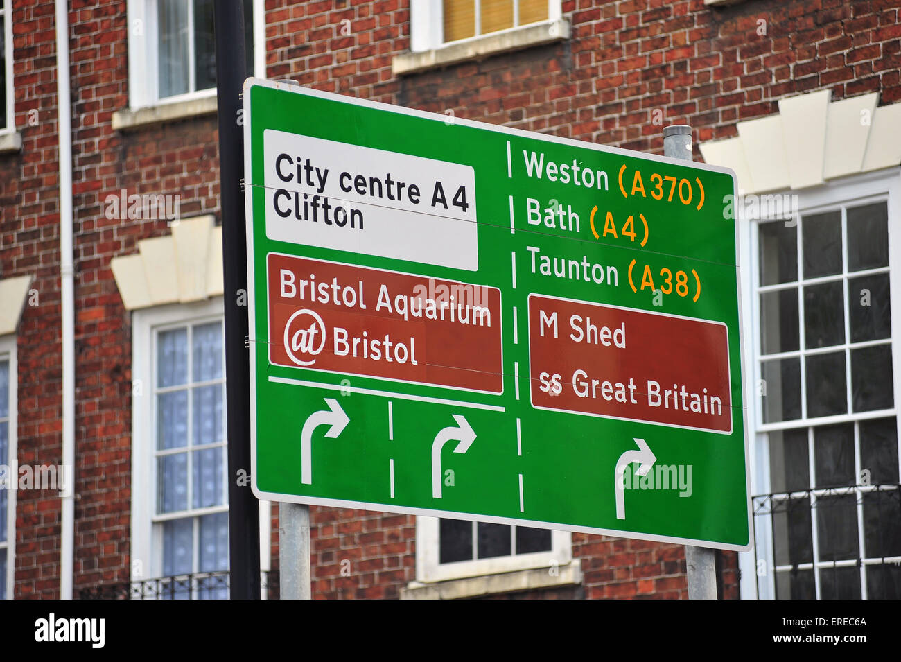 Un cartello stradale nel centro di Bristol dirigere traffico verso attrazione turistica e bagno, Taunton e Weston. Foto Stock