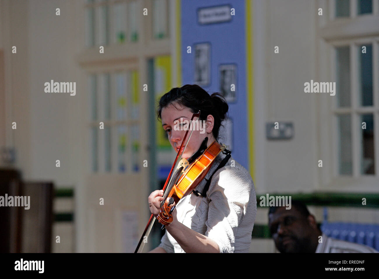 Workshop di musica in una scuola con un lettore di violino. Foto Stock