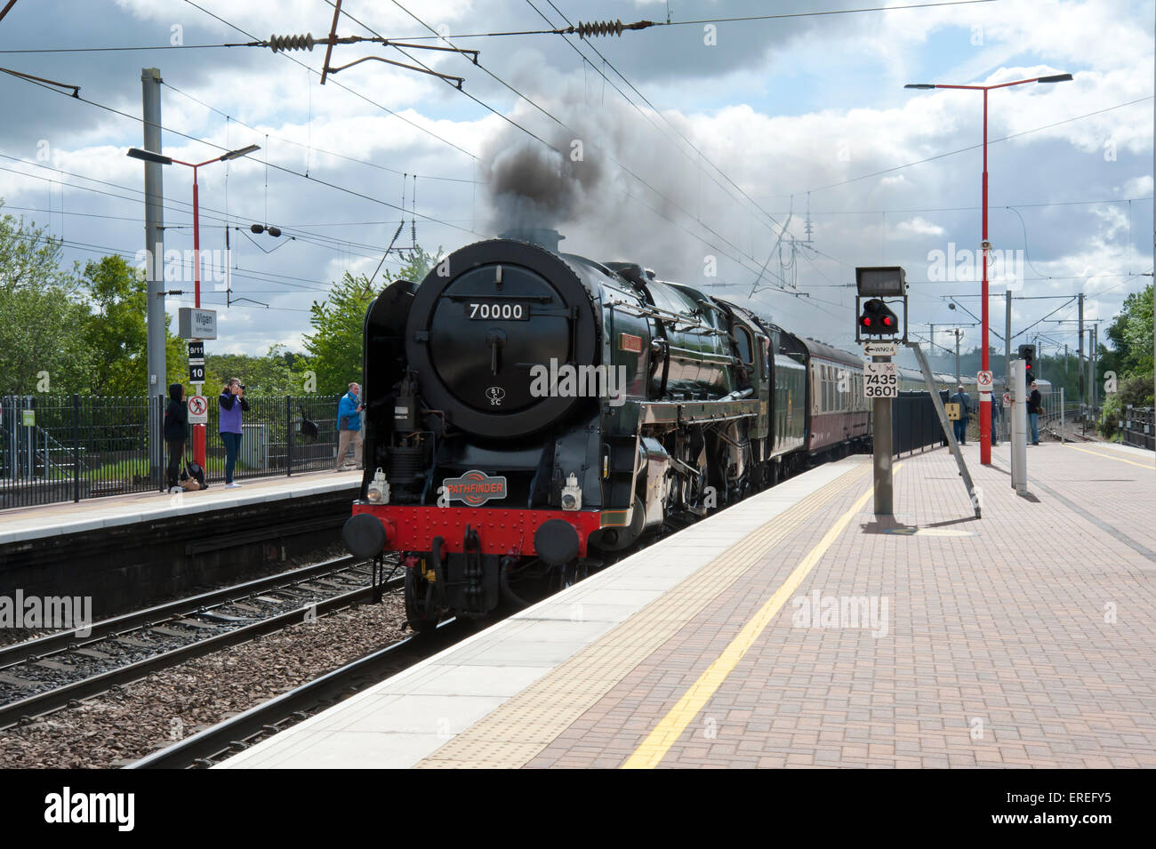 Britannia classe locomotiva a vapore Britannia passando attraverso la stazione Wigan North Western, Foto Stock