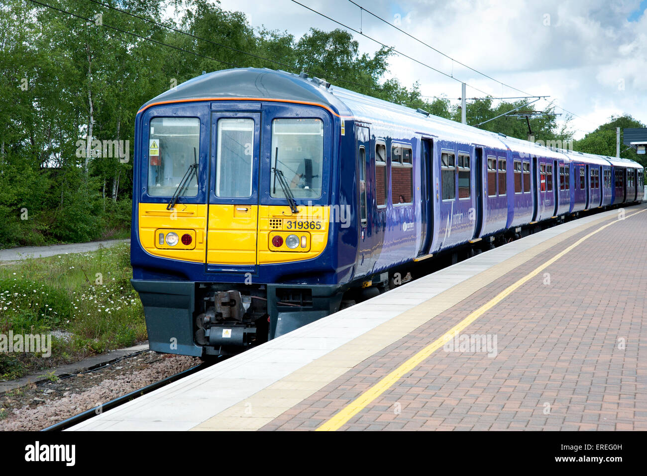 Classe 319 UEM lasciando stazione Wigan North Western, Wigan. Foto Stock