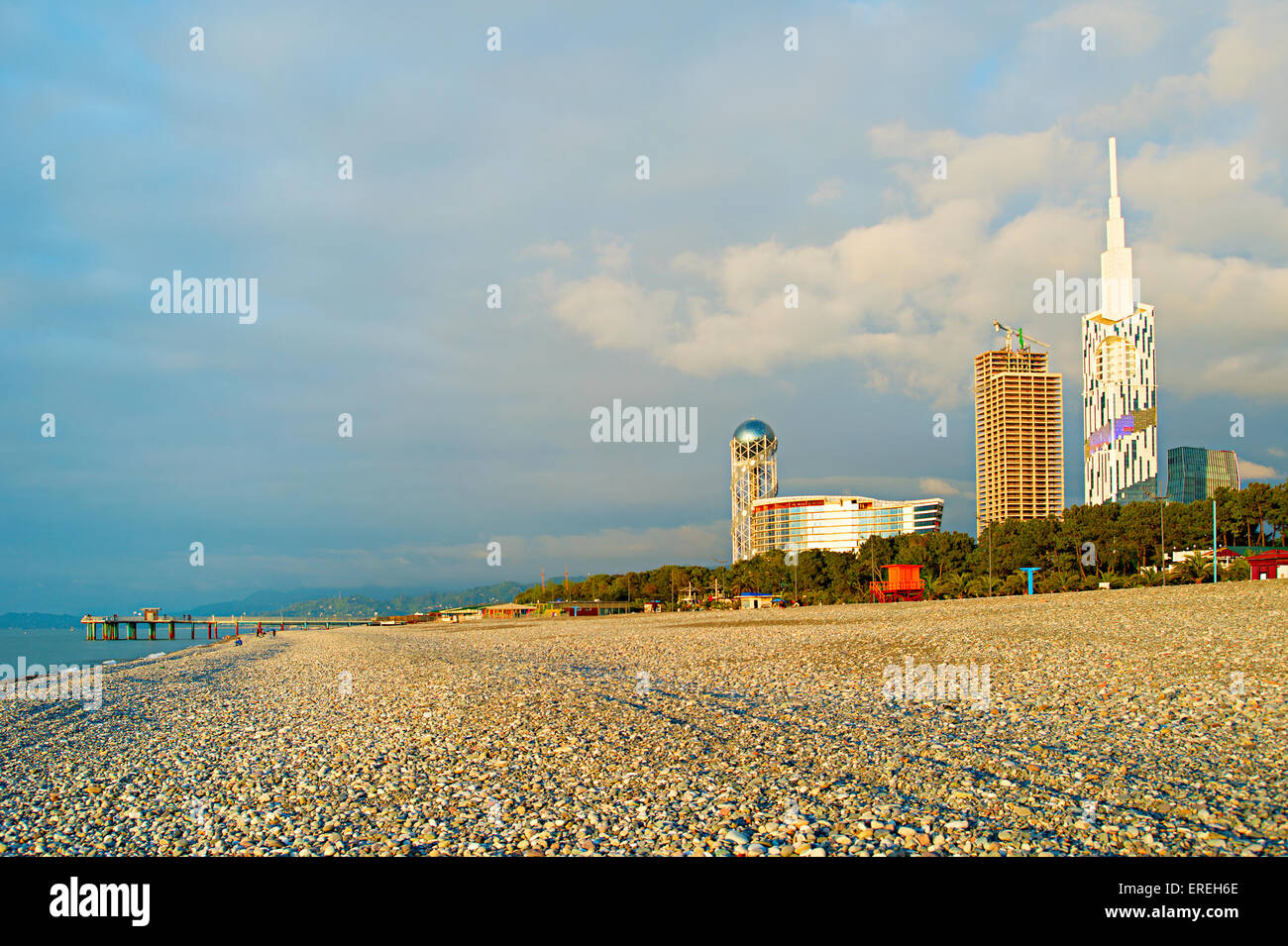 Svuotare Batumi spiaggia al tramonto. Adjara regione, Georgia Foto Stock