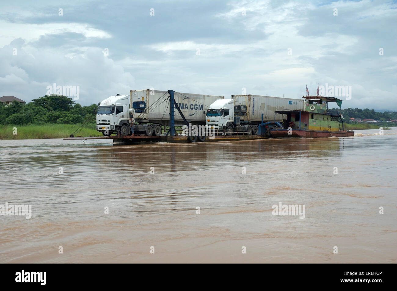 I carrelli a bordo di un traghetto sul fiume Mekong, Laos Foto Stock