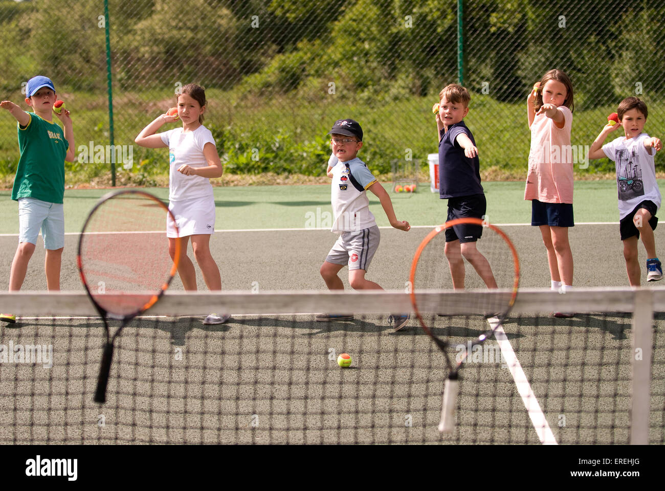 Bambini che giocano i giochi di tennis in una carità evento tennis, Headley, Hampshire, Regno Unito. Foto Stock