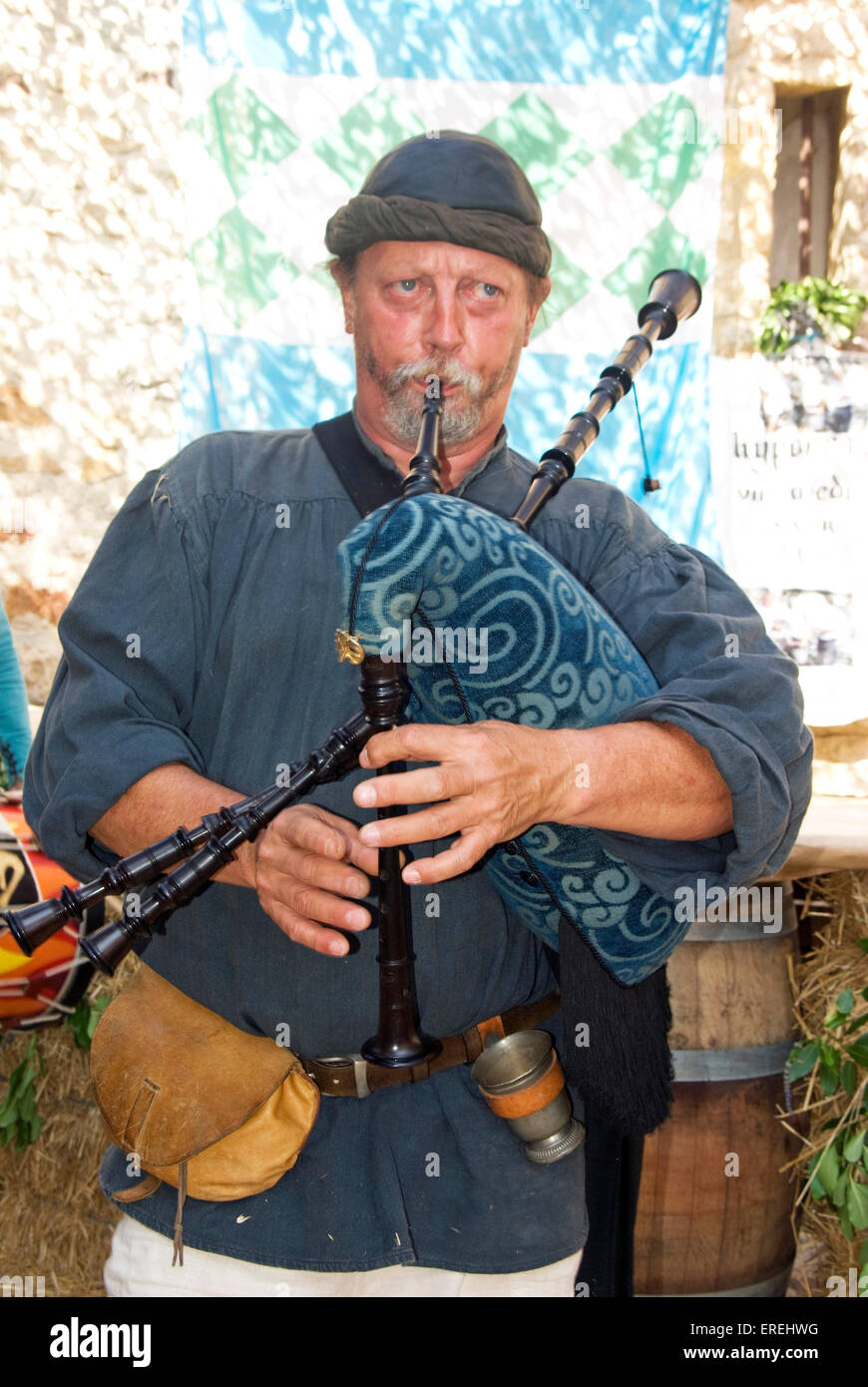 Uomo in costume medievale riproduzione di cornamusa galiziana, nel villaggio di Aiguèze nella regione Languedoc, Francia meridionale. Foto Stock