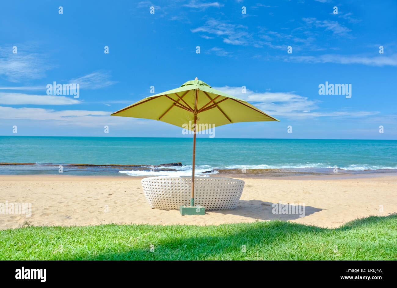 Ombrellone e prendere il sole sedi Foto Stock