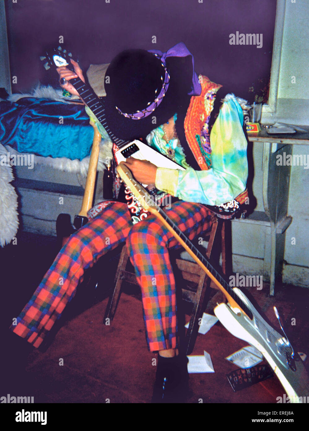 Jimi Hendrix (27 novembre 1942 - 18 settembre 1970) preparare le sue chitarre nel suo camerino prima di un concerto a Parigi Foto Stock