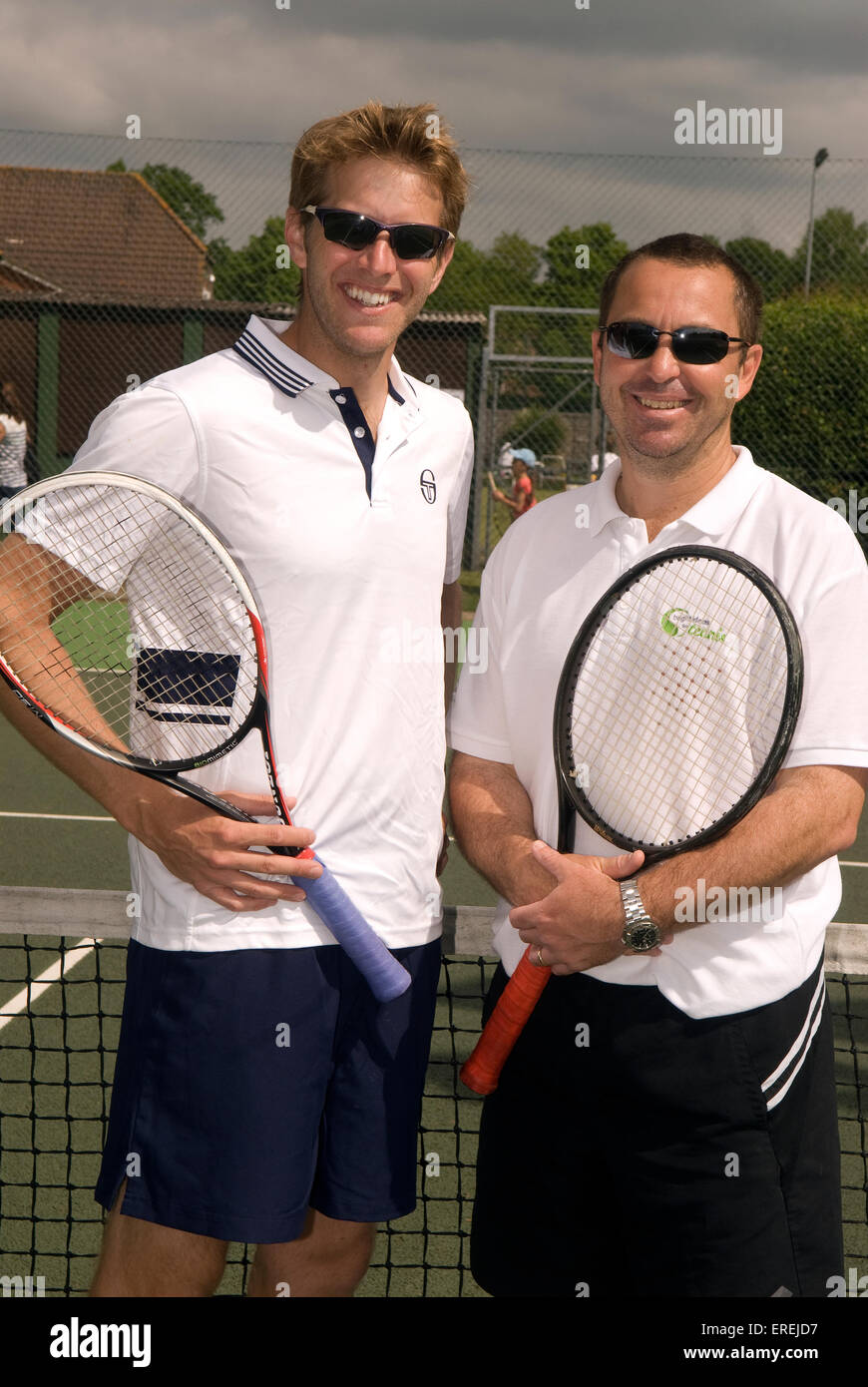 Ex Coppa Davis i giocatori di tennis Danny Sapsford & James Auckland (sinistra) per partecipare ad una carità evento tennis, Headley, Hampshire, Regno Unito. Foto Stock