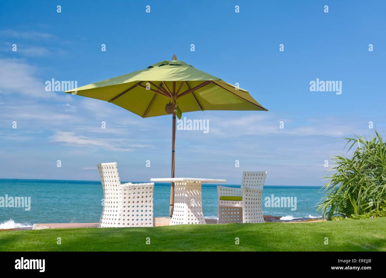 Ombrellone e prendere il sole sedi Foto Stock